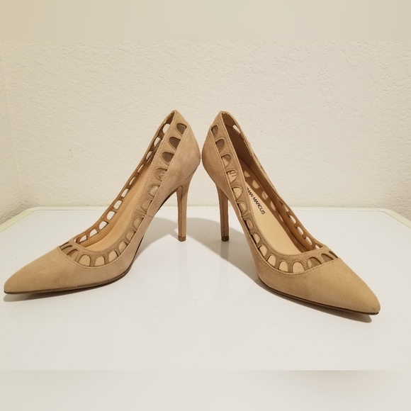 Neiman Marcus Pointy Toe 4.5" High Heel Pumps Tan Suede Eyelet Size 6 M - Picture 9 of 10